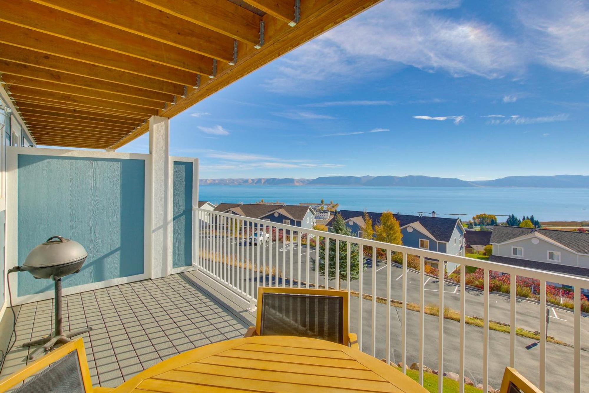 Spacious Garden City Townhome With Lake Views! Exterior foto